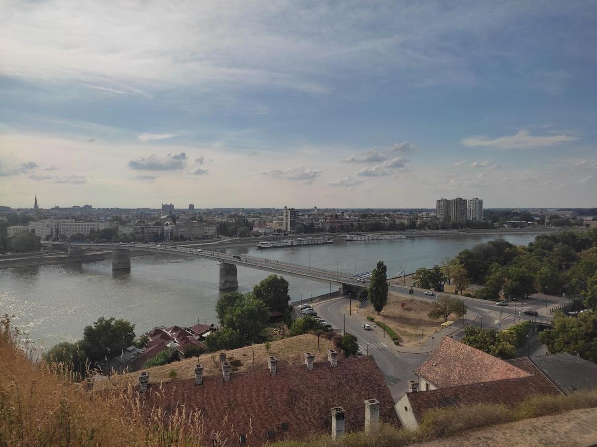 Woody Appartement Novi Sad Buitenkant foto